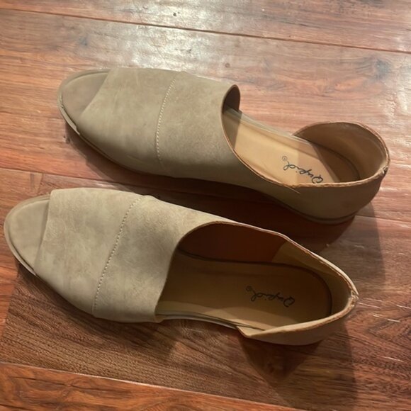 Women's  Shoes - Picture 2 of 4